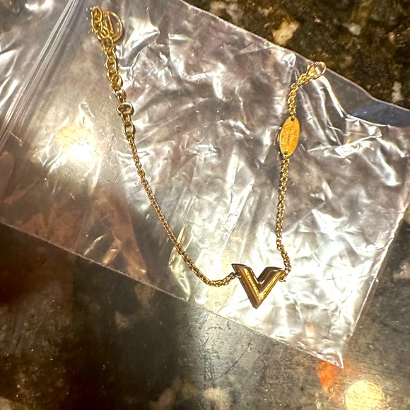 Auth Louis Vuitton Essential V Bracelet M61084 Gold Plated - Picture 1 of 2